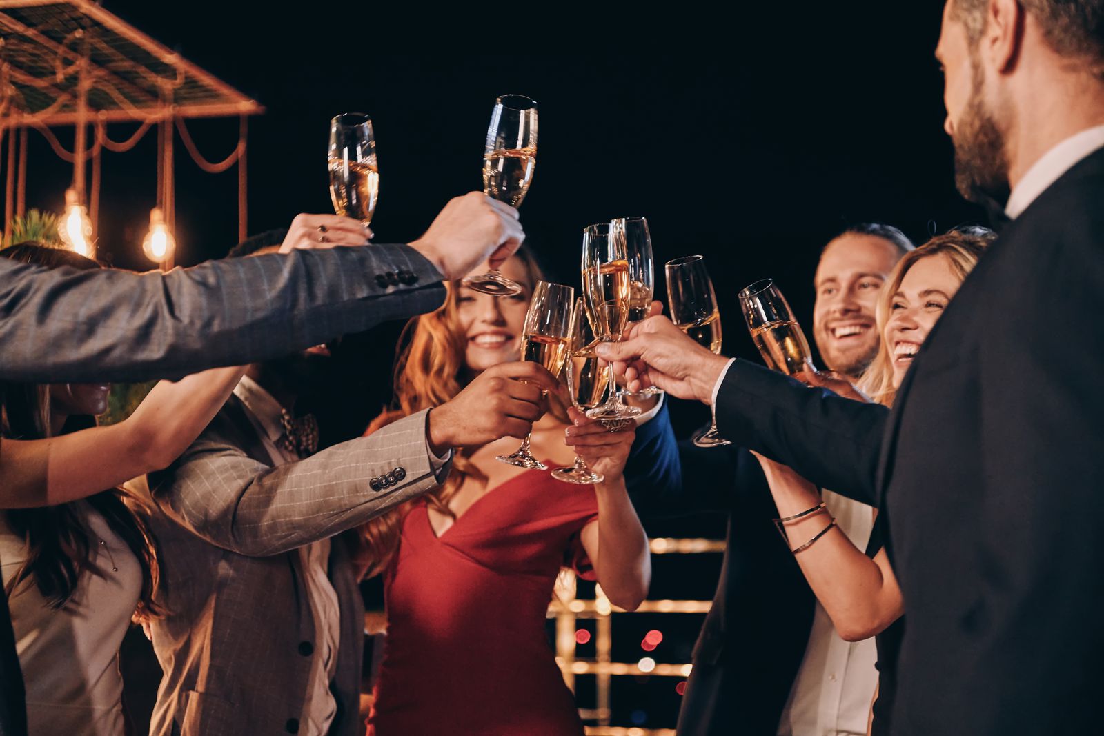 Convidados brindando em uma noite de gala